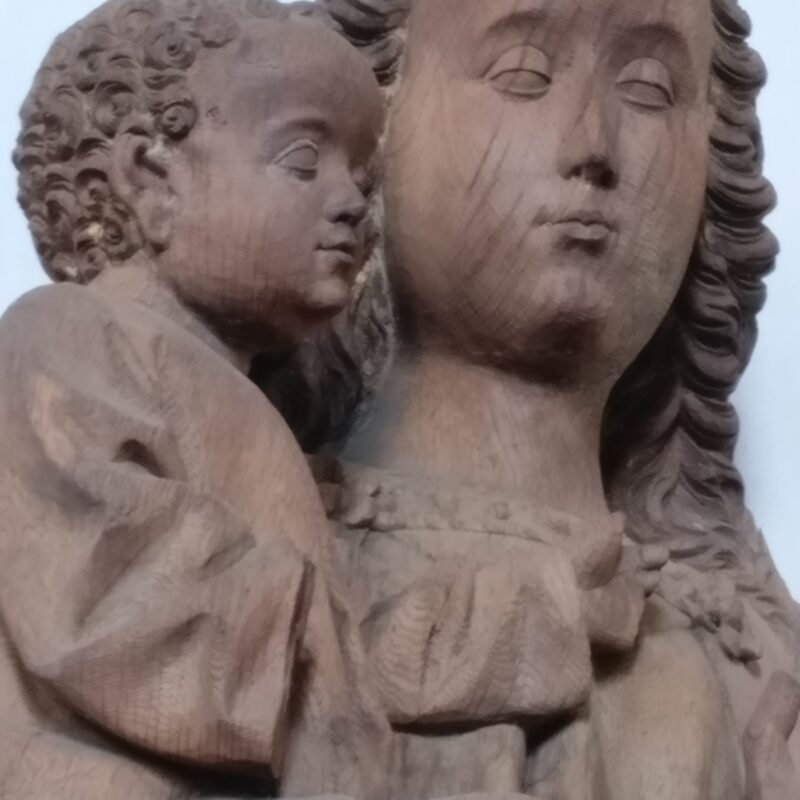 Mariastatue med jesusbarnet
